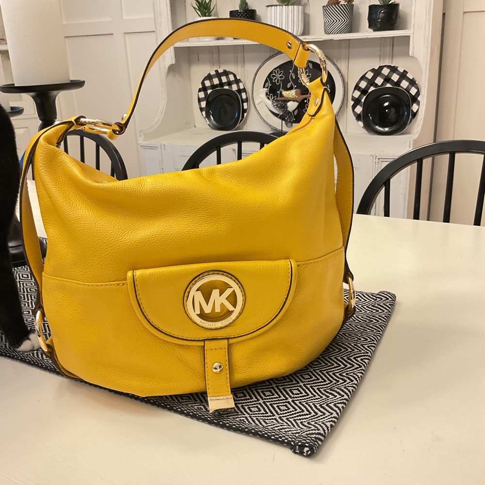 Michael Kors Fulton hobo in sunny yellow!